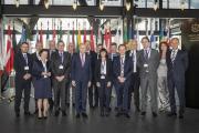 Le président de la Cour de de Justice de l'Union européenne, Koen Lenaerts, entouré des membres de l'Association européenne des Barreaux des Cours suprêmes