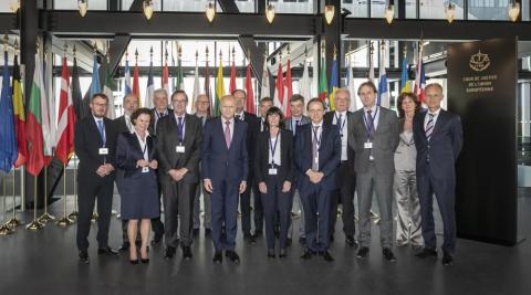 Le président de la Cour de de Justice de l'Union européenne, Koen Lenaerts, entouré des membres de l'Association européenne des Barreaux des Cours suprêmes