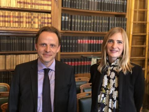 M. Louis Boré, Président de l'Ordre des avocats aux Conseils et Mme Stéphanie Douteaud, lauréate du prix de thèse 2018